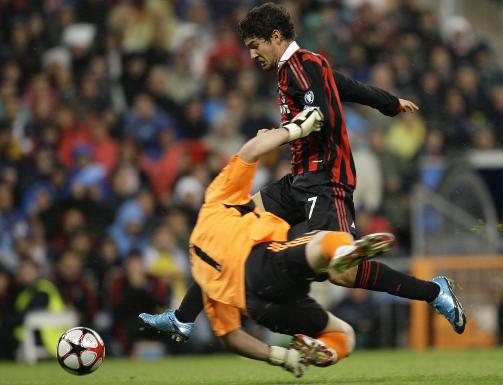 RUNDET KEEPER: Alexandre Pato utnyttet at Ikar Casillas var p� b�rtur og scoret enkelt. Foto: REUTERS