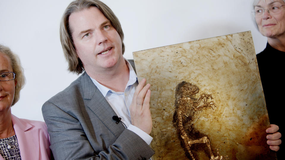 BER�MT: J�rn Hurum viste frem fossilen Ida for f�rste gang til norsk presse under en pressekonferanse ved Zoologisk museum i Oslo i mai.FOTO: SCANPIX