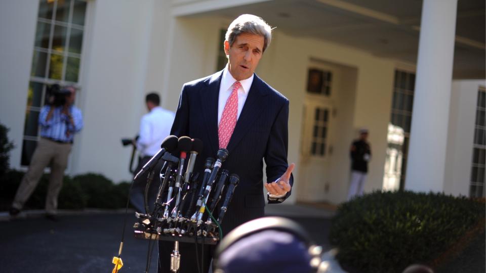 R�DGIVER: Tidligere presidentkandidat John Kerry snakker til pressen utenfor Det hvite hus etter at han m�tte Barack Obama i g�r. Foto: EPA/SHAWN THEW/Scanpix