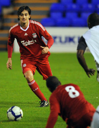 ENDELIG I GANG: Alberto Aquilani fikk de siste 15 minuttene p� banen da Liverpool-reservene i g�r slo Sunderland 2-0. Foto: AFP PHOTO/PAUL ELLIS