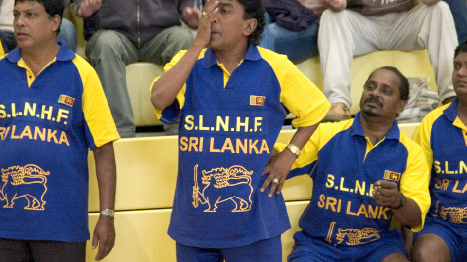 JEG HAR EN PLAN: Manoj (Gihan de Chickera) og Stanley (Dharmapriya Dias) f�r planen som snart skal vokse dem over hodet &mdash; de skal utgi seg for � v�re Sri Lankas ikke-eksisterende h�ndballag og f� visum til Tyskland.