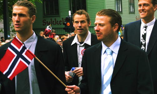 PENE I T�YET: Kompisene Azar Karadas og Raymond Kvisvik i 17. mai-toget i Bergen i 2001. Foto: Oddmund Lunde