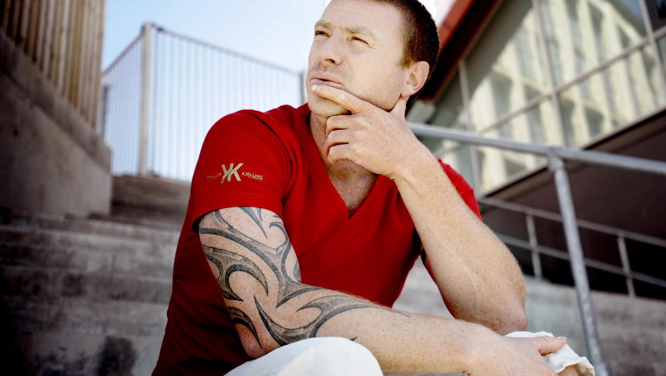 IKKE VEDDEM�L-STRAFF: Raymond Kvisvik hevder at det bare var en bl�ff at tatoveringen hans er resultatet av et tapt veddem�l med Azar Karadas. Foto: John Terje Pedersen