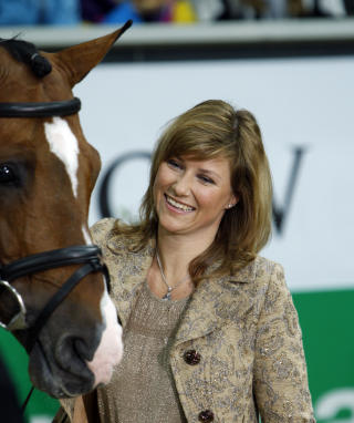  Senere l�rte hun � skyve auraen sin framfor seg slik at hun ble trygg p� andre mennesker og, forteller prinsessen.