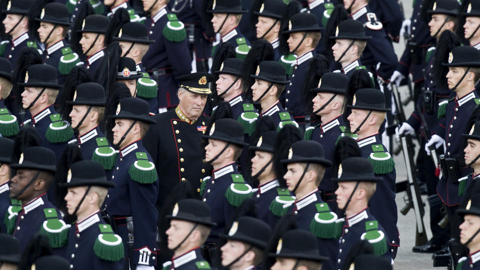 IKKE S� STRAMME: Mange av kongens menn er i likhet med mange skoleelever sengeliggende med antatt svineinfluensa om dagen. Ved husebyleiren er 22 gardister i isolat i dag. Arkivfoto:  Heiko Junge / SCANPIX