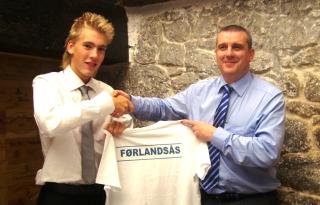 SKREV UNDER FOR NYSTARTET SPANSK SELSKAP: Her har Daniel F�rlands�s nettopp signert avtalen med Vicente Corral og selskapet Myfootballplayer. - Konseptet er veldig likt det Carlos Tevez hadde, sier han til Dagbladet. Foto: Privat