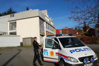 POLITIVAKT: Store politistyrker har patruljert utenfor S�fteland barne- og
ungdomsskole i natt og i dag. Foto: Leif Stang