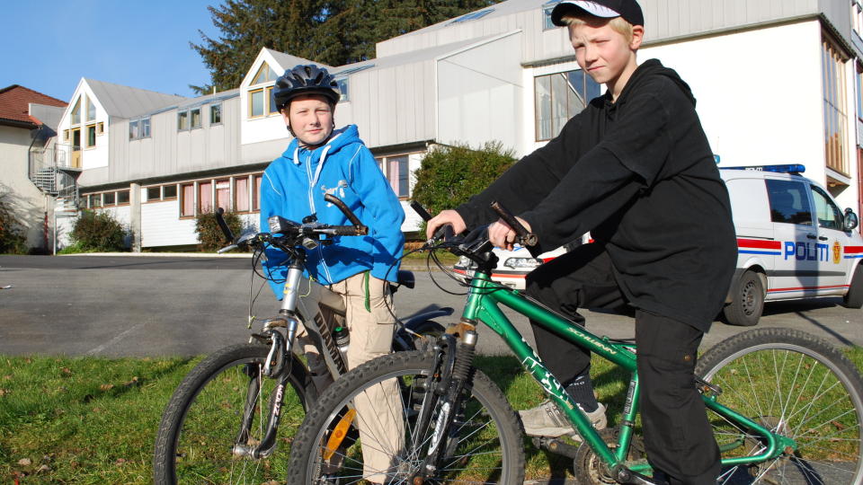 BEKYMRET: Stian Andersen (t.h.) og Lars Ulvar A. Hjellestad sier de er litt
bekymret for hva som kan ligge bak truslene mot skolen deres. Foto: Leif
Stang