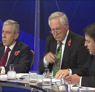 AMPERT: Justisminister Jack Straw (t.v.), programleder David Dimbleby og BNP-leder Nick Griffin (2nd R) i studio hos BBC. REUTERS/BBC/Scanpix