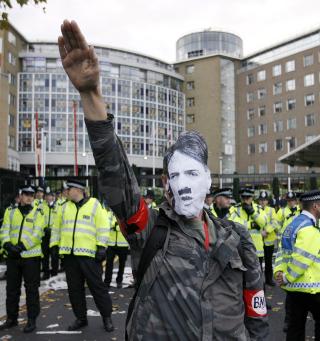 PROTESTERTE: En maskert mann leder an i protestene. Flere hundre demonstranter var m�tt opp utenfor BBCs lokaler. Foto: REUTERS/Luke MacGregor/Scanpix