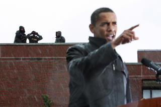 FINNES P� ET TAK N�R OBAMA: Ogs� da Obama var presidentkandidat voktet Secret Service ham. Her under en tale p� Widener University i  Pennsylvania i 2008. Foto: REUTERS/Jason Reed