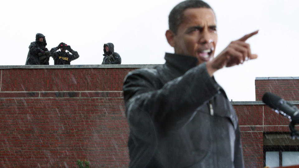 BLI PASSET GODT P�: F� dager f�r han ble valgt til president, talte Barack Obama utend�rs i Chester i Pennsylvania. Som vanlig fulgte Secret Service og politiet godt med. Obama fikk Secret Service-vakter 18 m�neder f�r han ble valgt. Foto: REUTERS/Jason Reed/Scanpix