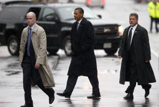 HJEMME I BOSTON: Ogs� her er Secret Service med. Dette bildet er tatt i slutten av august i �r, da Obama hadde et privat m�te med Victoria Reggie Kennedy, enken etter Edward Kennedy. Foto: REUTERS/Jason Reed