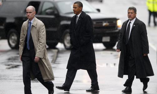 I H�LENEN P� PRESIDENTEN: To Secret Service-agenter passer p� Obama da han m�tte Victoria Reggie Kennedy, Ted Kennedys enke, i august i �r. Foto: REUTERS/Jason Reed/Scanpix