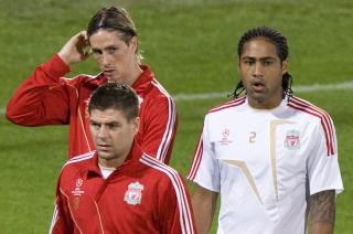 TO AV TRE BLIR KLARE?: If�lge The Times rekker Fernando Torres og Glen Johnson oppgj�ret mot United. Da ser det m�rkere ut for Steven Gerrard. Foto: REUTERS/Alessandro Bianchi