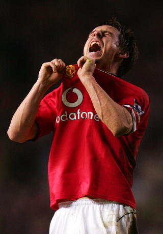 -RESPEKTERER LIVERPOOL: Gary Neville, mannen Liverpool-fansen elsker � hate og motsatt, sier han har stor respekt for Liverpool som klubb. Her feirer han Rio Ferdinands sene seiersm�l mot erkerivalen i 2005 foran bortefansen. Foto: REUTERS/Eddie Keogh