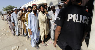 STORE FLYKTNINGESTR�MMER: Den pakistanske h�rens offensiv har offisielt tvunget minst 110.500 mennesker p� flukt i et land som allerede har et omfattende flyktningproblem. Flyktningehjelpen mener det reelle tallet p� flyktninger er h�yere. Foto: AFP/  AAMIR QURESHI