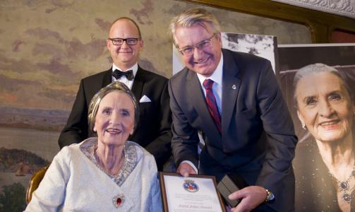KOMMER P� TV ETTER JUL: hans mor, Wenche Foss, har et langt liv som skuespiller bak seg men s�nnen Fabian har ikke g�tt i hennes fotspor f�r i g�r. Episodene spilles inn tre m�neder f�r de kommer p� tv. Foto:  Petter Skafle Henriksen, Hotel C�sar