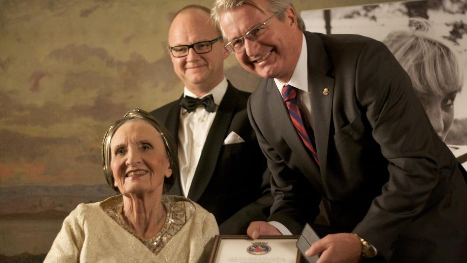LIKSOM 100 �R: Sossen Krogh (85) spiller Astrid Anker-Hansen som feirer sin 100-�rsdag, og Fabian Stang fikk tilbud om � spille seg selv i s�peseriens 2000. episode. Det takket han ja til, men er selv ikke helt overbevist om resultatet. P� bildet: Astrid Anker-Hansen og butler Blom, som spilles av Thomas Frydenlund. Foto: Christoffer Solstad Steen, Hotel C�sar