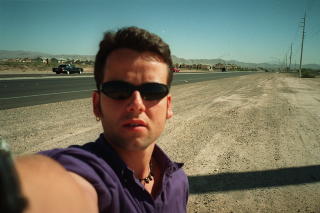 LAS VEGAS (2001): - Det var ei kaotisk tid, for samtidig kom Las Vegas-filmen, som egentlig var en videoblogg der jeg gikk rundt med kamera, dress og slips, og iscenesatte meg, en type dokufiksjon. Det ble bevismateriale for min ville fortid. Det var da det eksploderte. Vi pr�vde bare � sitte stille i b�ten. Jeg er glad for at det er over.