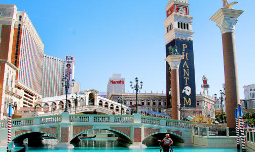 LAS VEGAS: Og slik ser det ut utenfor hotellet The  Venetian, med kopi av Rialtobroa.