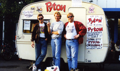 PYTON P� TUR: Tommy Syds�ter, Bj�rn Ousland og Dag E. Kolstad foran Pyton-vogna p� tour i G�teborg. Foto: PRIVAT