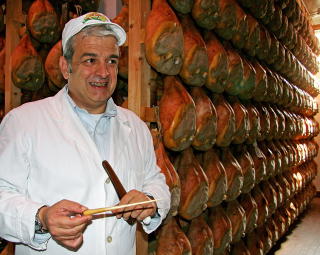 HEMMELIGHETEN: Stefano Borchini demonstrerer hvordan parmaskinke testes. _