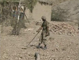 MINEFARE: En pakistansk soldat med minedetektor i S�r-Waziristan denne uka. Foto: REUTERS/Pakistan Government/Reuters TV