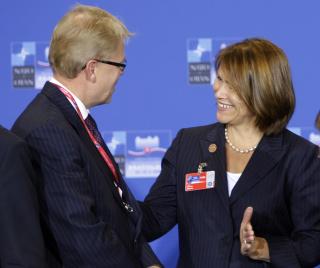 GLAD: Forsvarsminister Grete Faremo er sv�rt glad for at NATO n� helhjertet slutter opp om en tiln�rming hvor man vrir innsatsen over mot � utstyre afghanerne til � ta vare p� sin egen sikkerhet - i bredest mulig forstand. Foto: SCANPIX