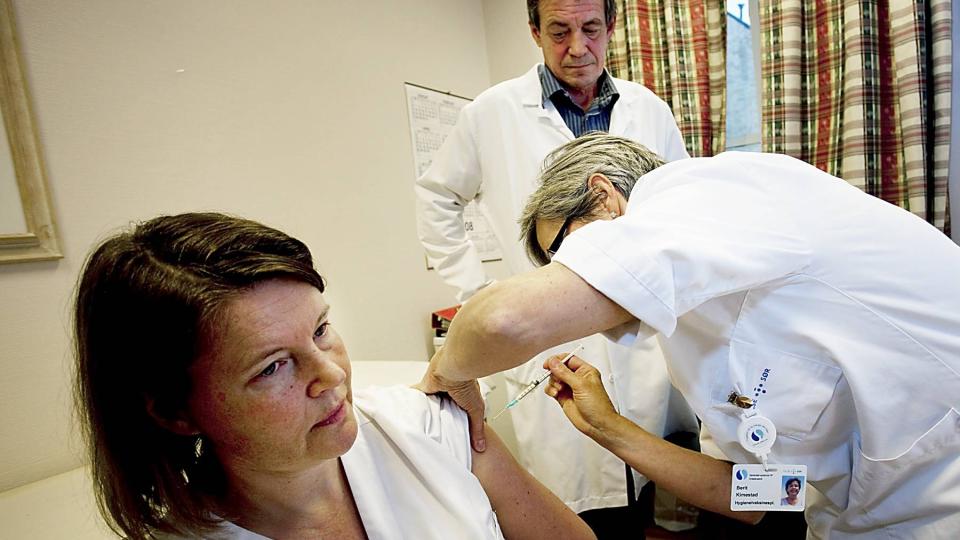 VAKSINE I S�R:  S�rlandet sykehus har hatt det eneste barned�dsfallet og den alvorligst langstidssyke pasienten etter utbruddet av svineinfluensa. Fredag startet vaksineringen av de ansatte ved sykehuset i Kristiansand. Hygienesykepleier Berit Kimestad setter en dose p� kollega Grete �rnevik mens klinikksjef P�l Friis overv�ker. Foto: TOR E. SCR�DER.