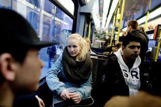 SITTER TETT: Det er ikke mye plass som skiller Tone Marie Nilsen (22) fra de andre passasjerene p� trykken. Hun er bevisst p� � snu seg bort hvis noen nyser. FOTO: TORBJ�RN GR�NNING/Dagbladet