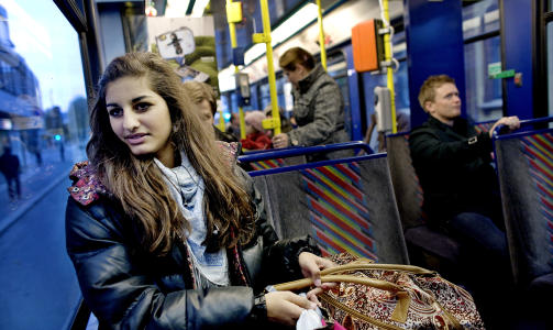 BEKYMRET: Nadia Jeanette Baltzersen (15) skal vaksinere seg mot svineinfluensa. P� trikken er hun bekymret for � bli smittet av andre som hoster eller nyser. 15-�ringen synes flere burde ta sykdommen alvorlig. FOTO: TORBJ�RN GR�NNING/Dagbladet