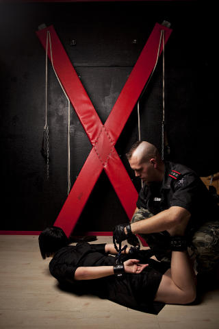BONDAGE: Espen gj�r Anne hjelpel�s ved f�rst � feste l�rreimer rundt h�ndledd og ankler, f�r han binder sammen lemmene med et kraftig tau. Anne er n� slave og helt prisgitt sin mester eller dominant. Foto: SIGURD FANDANGO/DAGBLADET
