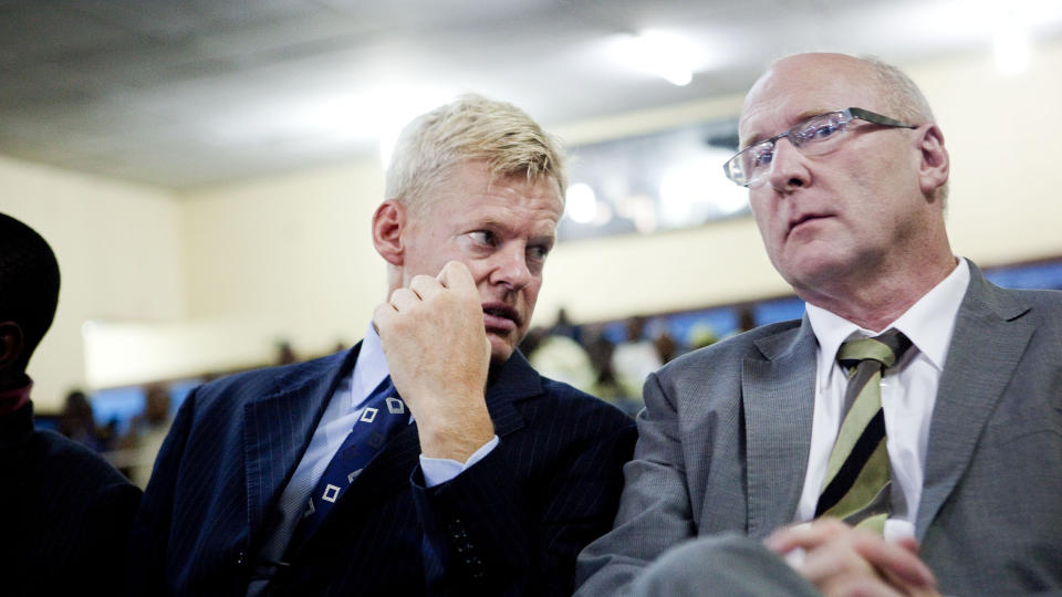 VIL HA NORSK HJELP: Morten Furuholmen appellerer til folk flest for � finansiere en psykiater til Tjostolv Moland. Her i retten sammen med UDs representant Fred Rasmussen. Foto: Tore Meek / Scanpix