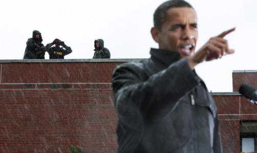 �KT TRUSSELBILDE: F� dager f�r han ble valgt til president, talte Barack Obama utend�rs i Chester i Pennsylvania. Som vanlig fulgte Secret Service og politiet godt med. Obama fikk Secret Service-vakter 18 m�neder f�r han ble valgt. Foto: REUTERS/Jason Reed/Scanpix