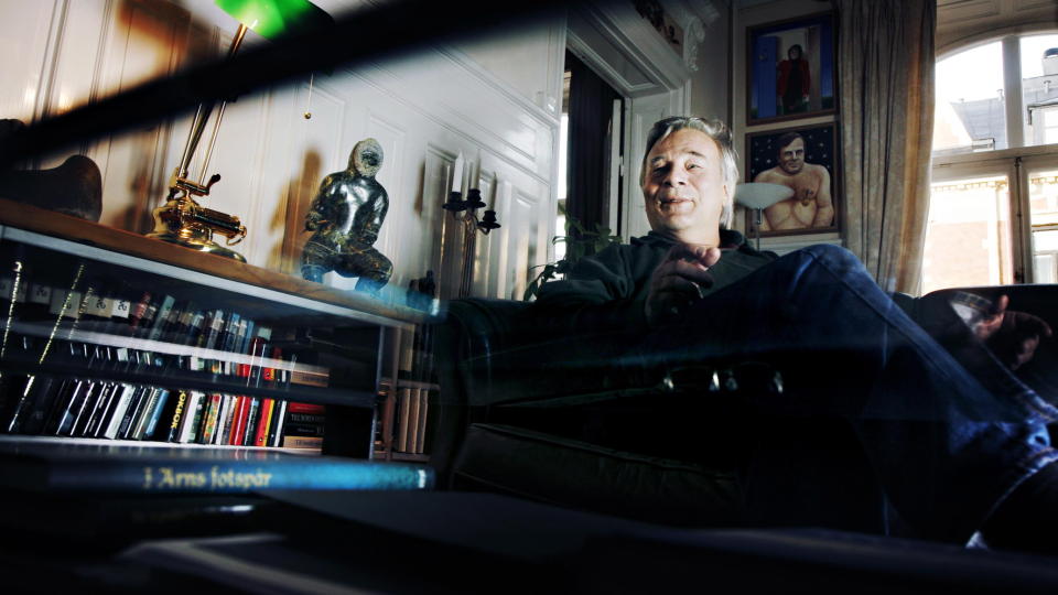  INNR�MMER KGB-KONTAKT:  Suksessforfatter Jan Guillou hjemme p� �stermalm i Stockholm.  Konfrontert med frigitte dokumenter fra S�po, innr�mmer han n� sin kontakt med KGB p� 60- og 70-tallet. Foto: FRANK KARLSEN.