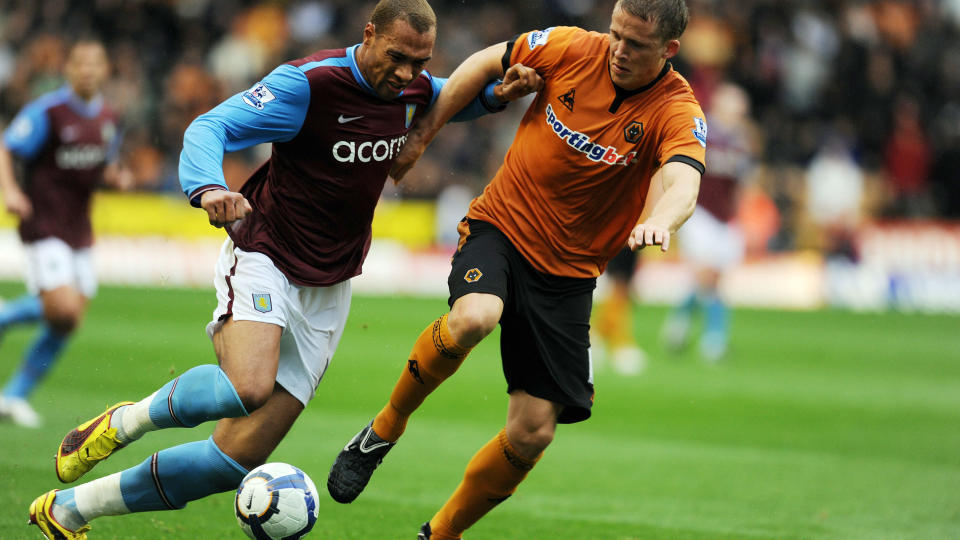 SLEIT LENGE: Aston Villa hadde store problemer mot Wolverhampton i f�rsteomgangen, men de var best etter pause. John Carew ble erstattet av Emile Heskey etter 71 minutter. Foto: AFP