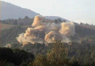 BOMBING: Et bilde fra pakistansk tv viser oppr�rsstillinger bli bombet i et luftangrep l�rdag. (AP Photo/APTN)