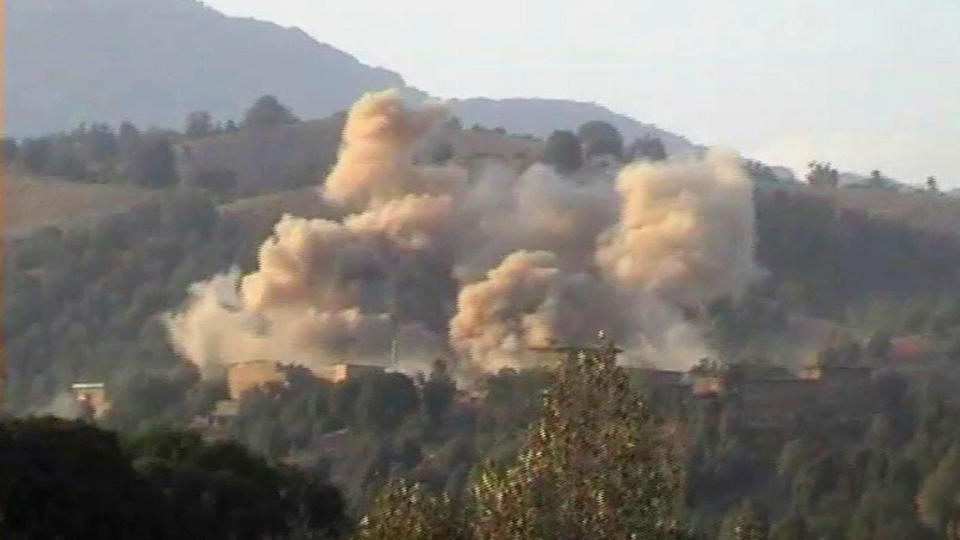 INGEN UAVHENGIGE KOMMER INN I DETTE OMR�DET: Waziristan er blitt kalt verdens farligste sted. Dette er TV-bilder fra l�rdag, som viser r�yk som stiger opp fra det som skal v�re et av Talibans tilholdssteder i det selvstyrte stammeomr�det. Omr�det ble angrepet fra lufta av pakistanske fly. Foto: AP