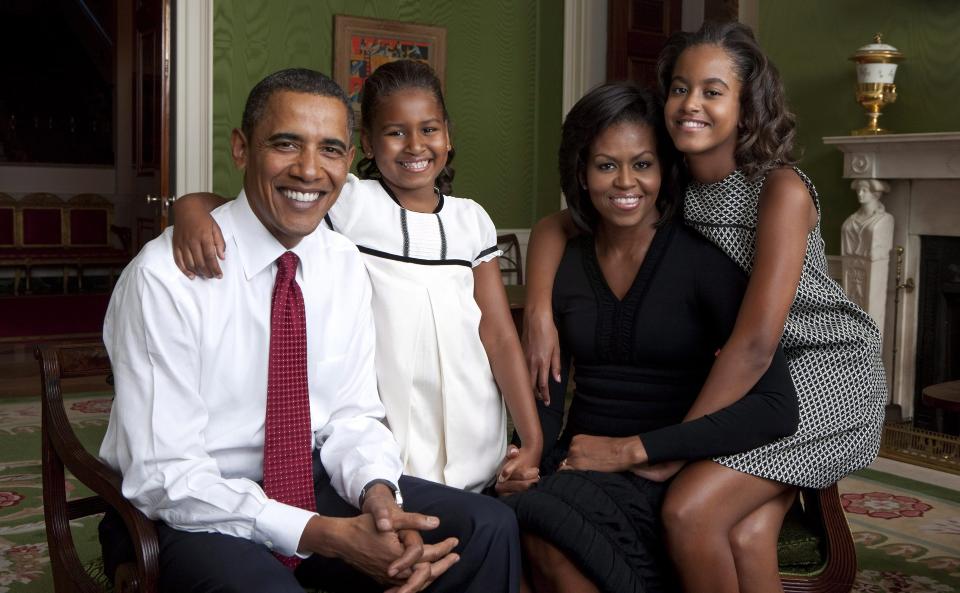 OFFISIELT FAMILIEPORTRETT: USAs f�rstefamilie i Det hvite hus: president Barack Obama (t.v.), datteren Sasha (8), f�rstedamen Michelle og datteren Malia (11). Foto: REUTERS / Handout fra Det hvite hus / Annie Leibovitz / SCANPIX