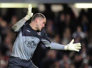 FRUSTRERT: Paul Robinson m�tte hente fem baller ut av nettet. Blackburn-keeperen ble mer og mer oppgitt utover kampen. Foto: Toby Melville / REUTERS.