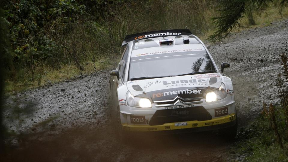 SATSER ALT: Petter Solberg kommer til � presse gassen til bunns for � berge tredjeplassen i Rally Storbritania, selv om det sender ham i gr�fta flere ganger. Foto: Alastair Grant / AP.