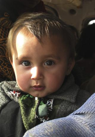 FLYKTNING: En pakistansk gutt ser ut fra bilen han og familien flykter i mens de venter ved sjekkpunktet Janikhel n�r Bannu i Pakistan, i dag l�rdag. Foto: AP Photo/Ijaz Muhammad