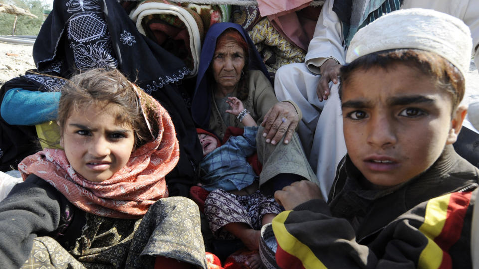 FLYKTENDE FAMILIE: Denne familien flykter fra krigshandlingene i S�r-Waziristan. Her venter de med alle eiendelene sine ved et sjekkpunkt i Chunda i dag l�rdag. Foto: AFP PHOTO/ AAMIR QURESHI