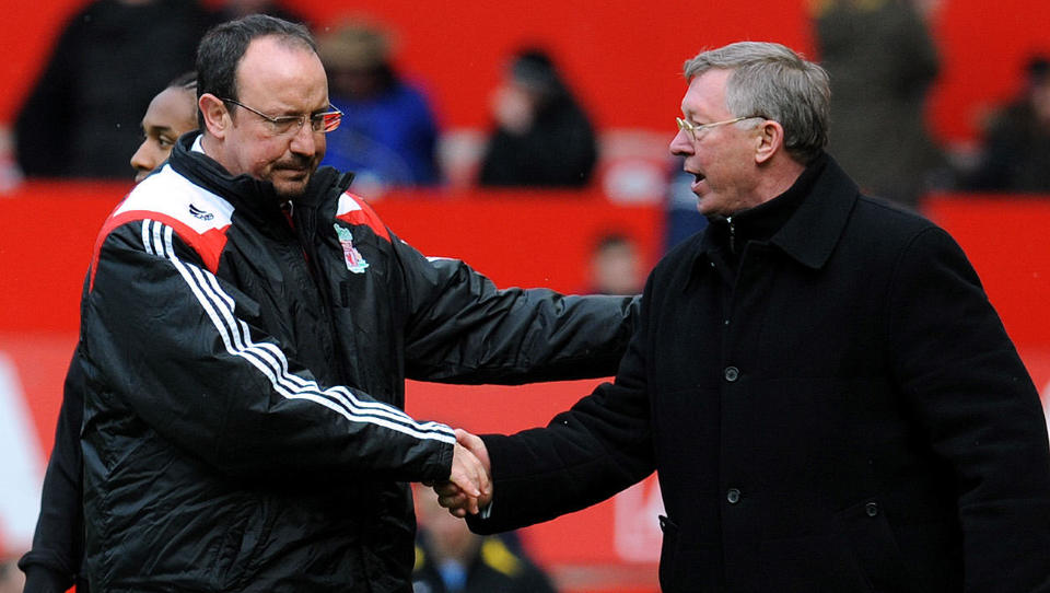 SKJEBNEKAMP: Rafael Benitez' Liverpool vil v�re ti poeng bak sir Alex Ferguson og Manchester United med tap i dag. Spanjolen snur p� det, og sier de bare er fire bak med seier. Foto: AFP