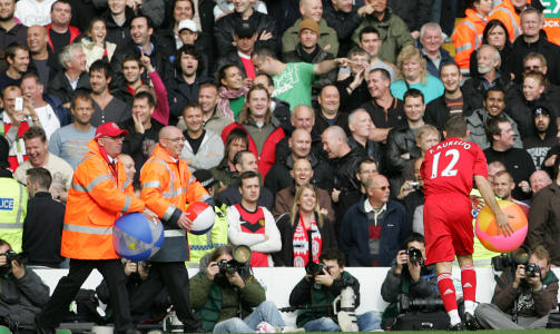 BADEBALLTIFO: B�de Liverpool- og United-supportere kastet badeballer inn p� banen. Foto: AP