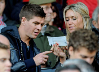 SKADD: Steven Gerrard s� kampen fra tribunen, sammen med kona Alex Curran. Foto: AFP
