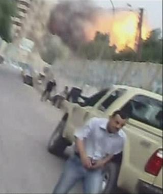 TO BOMBER: En amat�rvideo fanget opp hva som skjedde da bombene smalt i morgentimene i Bagdad i dag. Foto: AP
