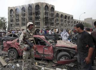 GJERNINGSMENN: Ingen har hittil tatt p� seg ansvaret for de to bilbombene som har tatt livet av minst 132 irakere. Foto: AP Photo/Khalid Mohammed
