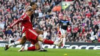 1-0: Fernando Torres viste styrke d han holdt Rio Ferdinand unna og sendte Liverpool i ledelsen. Foto: REUTERS